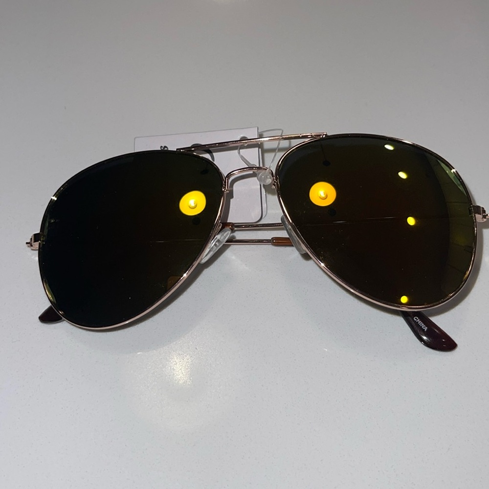 Stylish Aviator Shades Burnt orange glow with faint green edges on lens color
